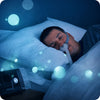 Pacjent śpiący z aparatem CPAP podczas terapii bezdechu sennego w sypialni nocą urządzenie do leczenia obturacyjnego bezdechu sennego maska CPAP poprawa jakości snu i oddychania podczas snu
